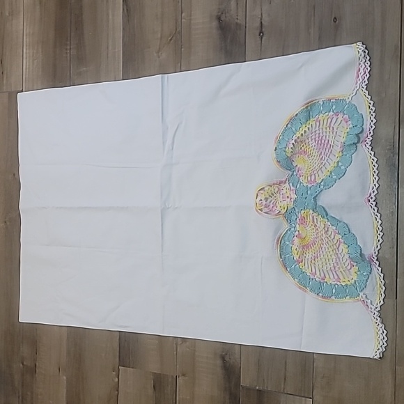 Vintage white pillowcases pink yellow seafoam green doilies embroidered accents - Picture 2 of 11